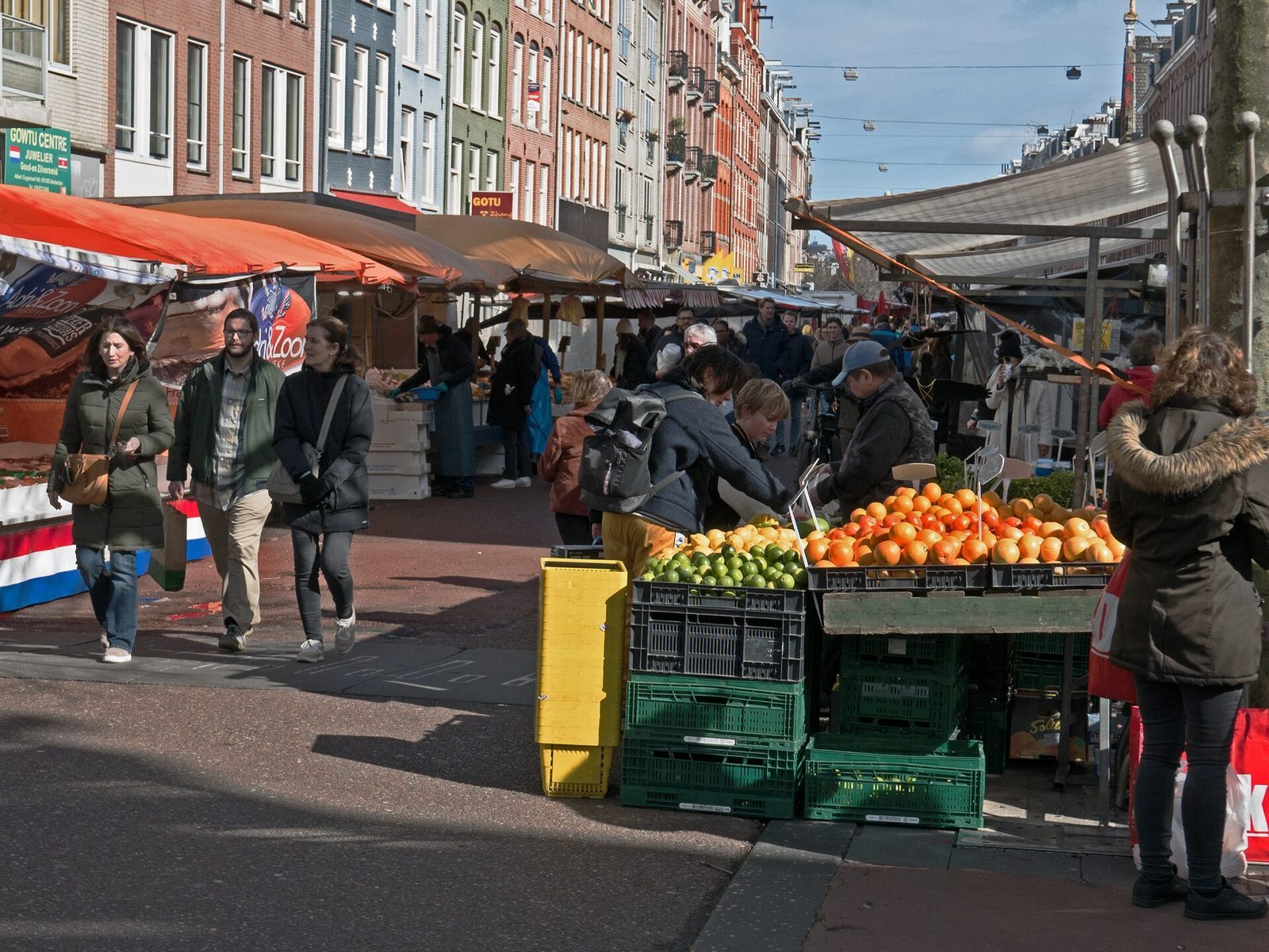 Banca de frutas no Albert Cuypmarkt, Amsterdam, em fotografia identificada.