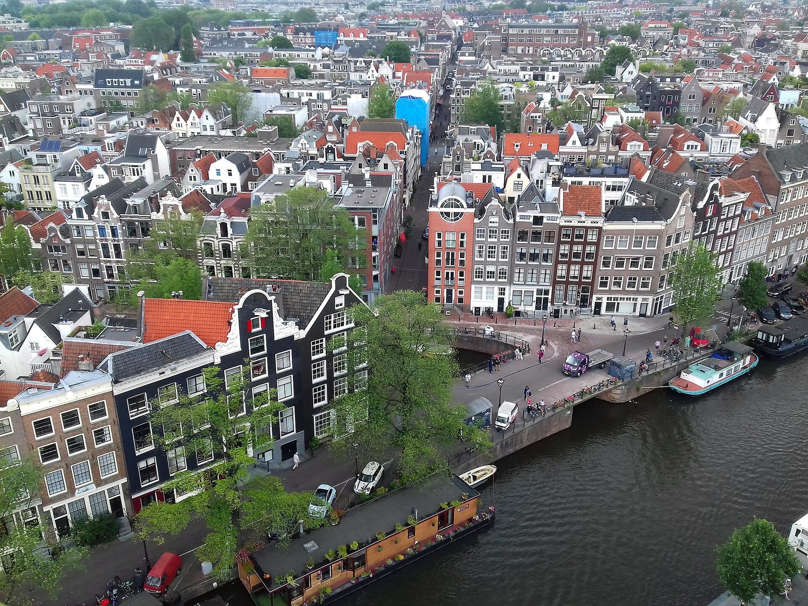 Centrum vs Jordaan 2026: Where to Stay or Live in Amsterdam? — Versus