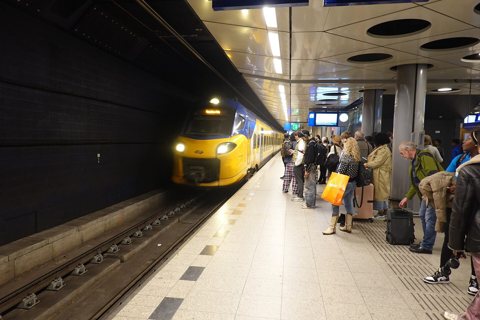 Estação ferroviária do Aeroporto de Schiphol; fotografia contextual para planejamento de viagens.